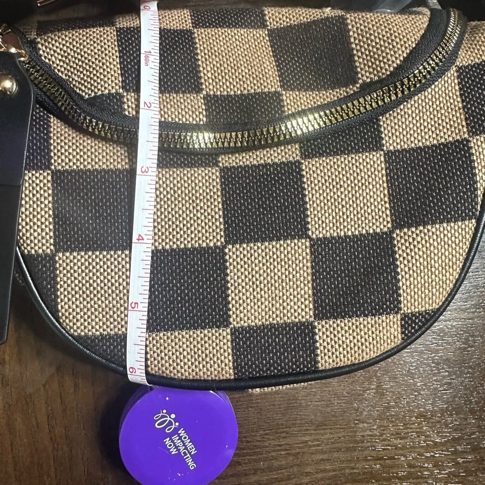 Crosbady‎ with wallet
